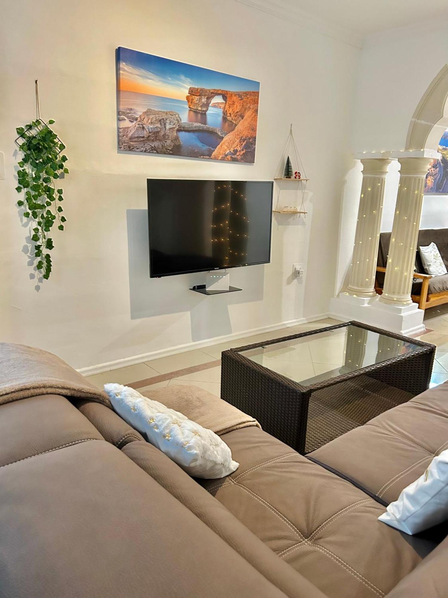 Beach Front 3-Bedroom Holiday Home เมลลิฮา ภายนอก รูปภาพ